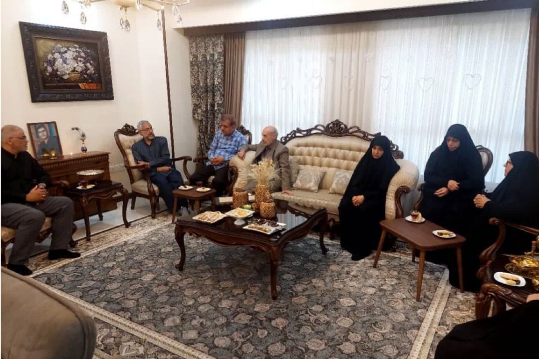 دیدار مسئولان و اساتید مهد قرآن با خانواده شهید حافظ كل قرآن علیرضا خواف