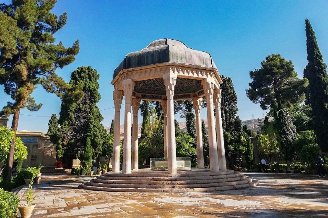 شعر دارد، تاریخ دارد و وطن در دل آدمی می‌ماند