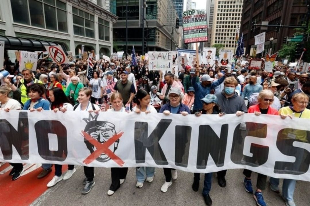 موج گسترده اعتراضات علیه ترامپ در آمریكا؛ بازتولید تاریخی شعار «نه به پادشاه»