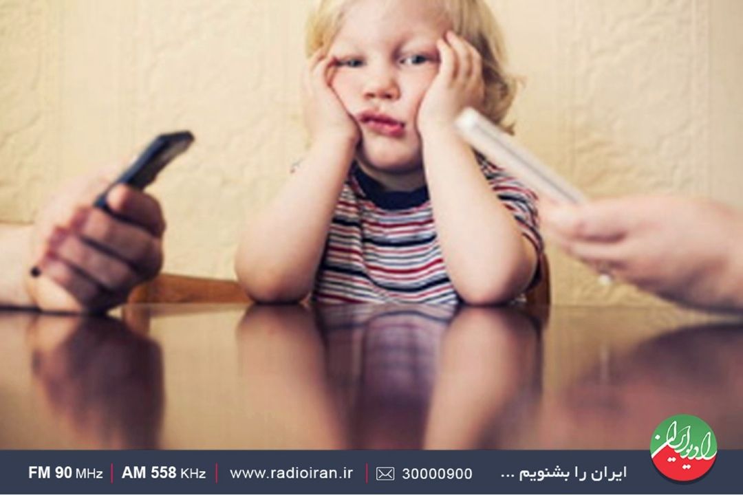 واكاوی پدیده گوشی‌به‌دست‌ها در خانه و خانواده 