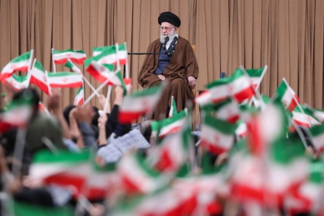 رهبر انقلاب: سیزده آبان از نظر تاریخی، روز افتخار و پیروزی است