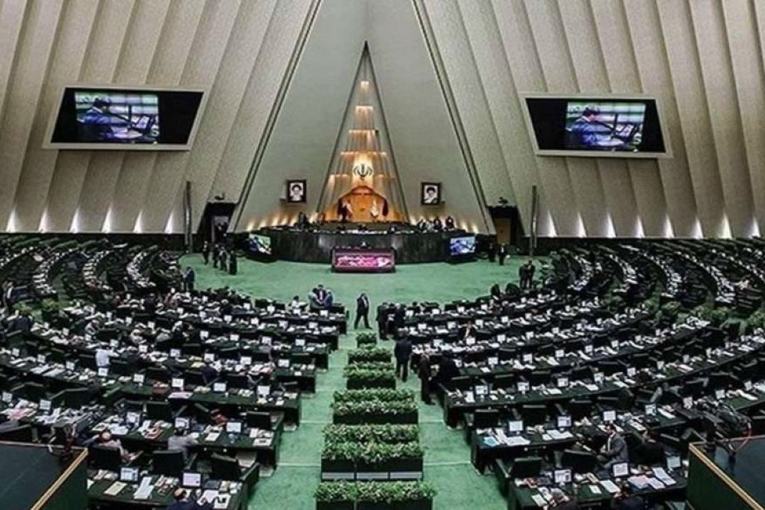 شعار «مرگ بر آمریكا» و «مرگ بر اسرائیل» در صحن مجلس طنین‌انداز شد