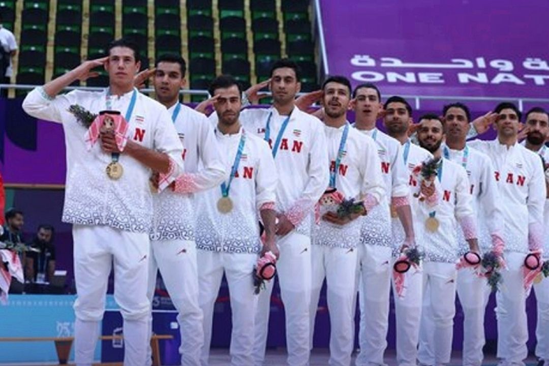  طنین‌انداز شدن سرود ملی و ادای احترام سلام نظامی بازیكنان تیم ملی فوتسال روی سكوی قهرمانی بازی‌های كشورهای اسلامی