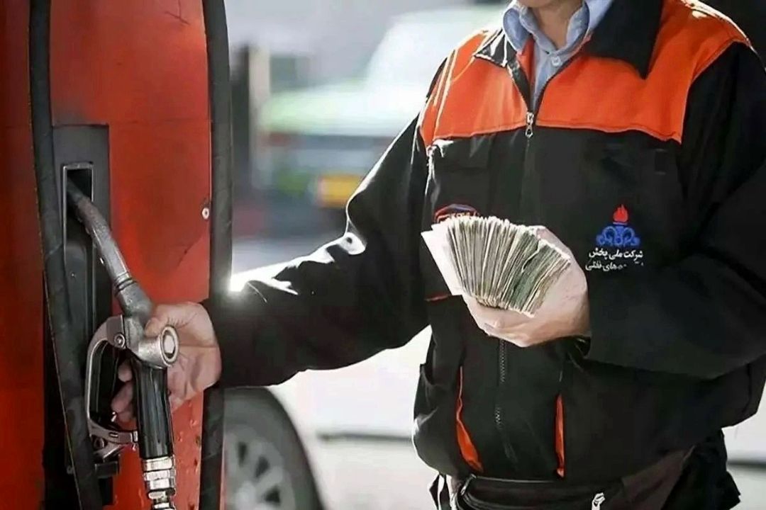 بنزین نسبت به درآمد مردم ایران ارزان نیست/ كسری 9 میلیارد لیتری بنزین در سال جاری