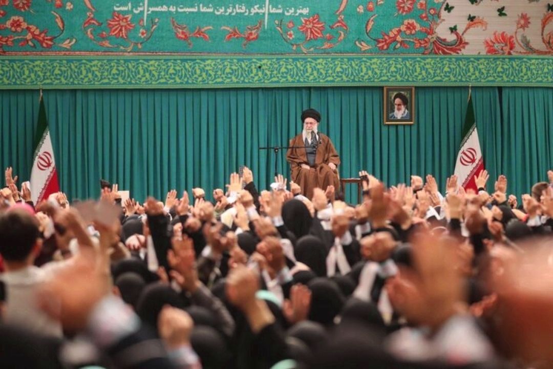 رهبر انقلاب: زن، كارگزار خانه نیست، مدیر است