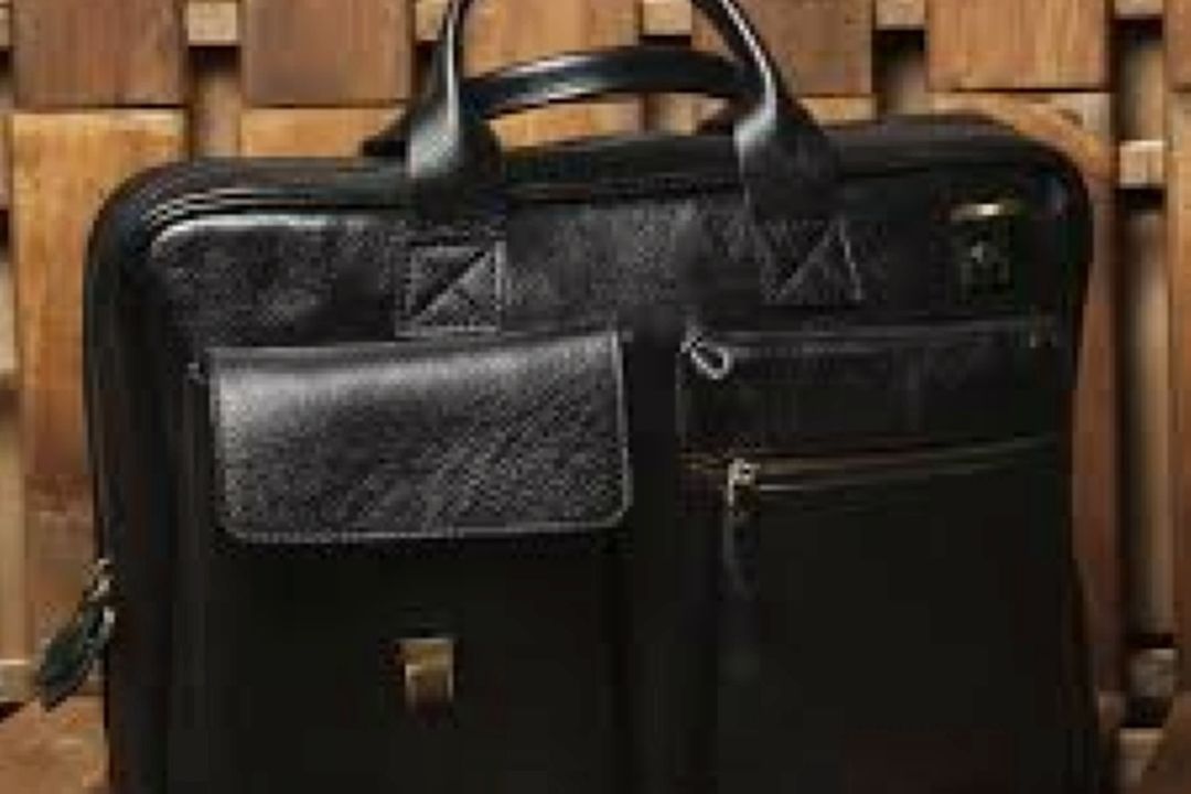 مسافری با كیف مرموز