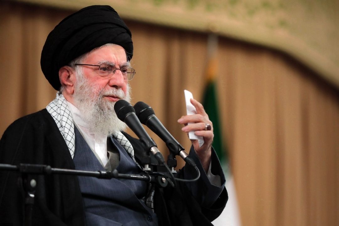 رهبر انقلاب: جمهوری اسلامی در مقابل تخریب‌گرها كوتاه نخواهد آمد