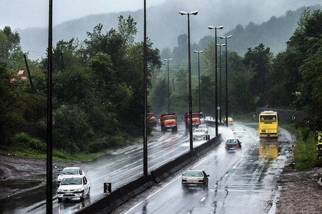 بارش برف و باران و لغزنده بودن جاده‌ها