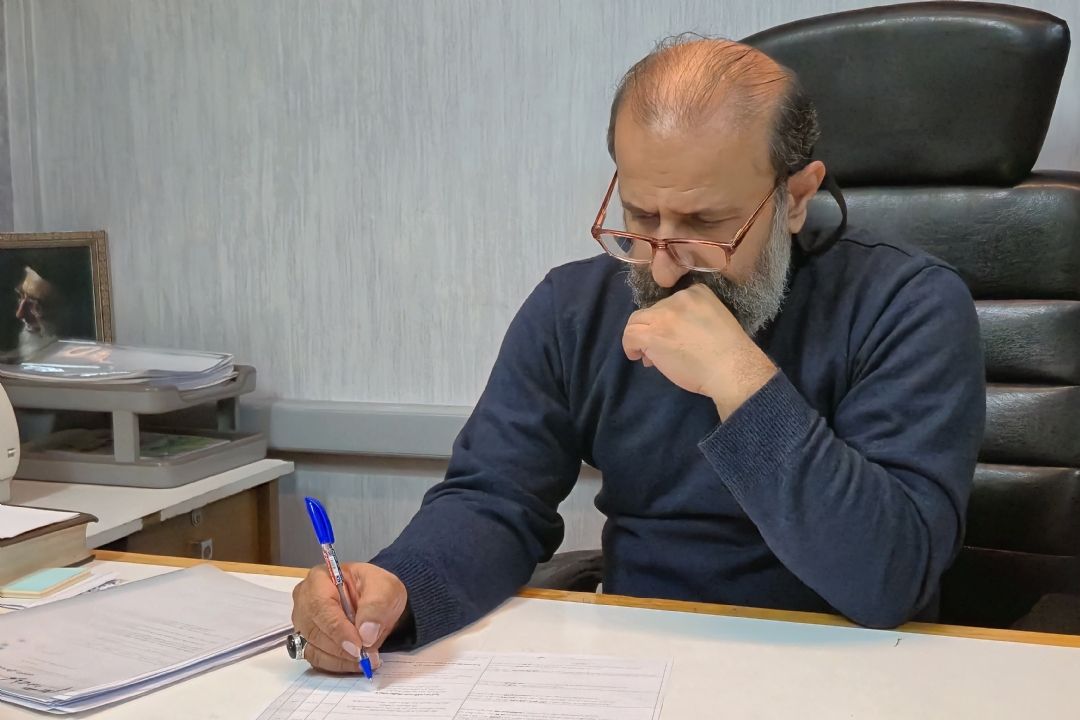 حقیقت درختی ریشه‌دار و اصیل است