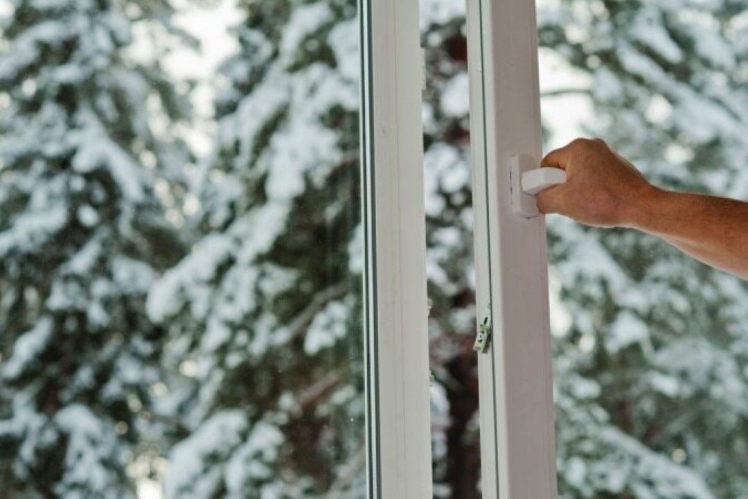 بخاری روشن و پنجره باز