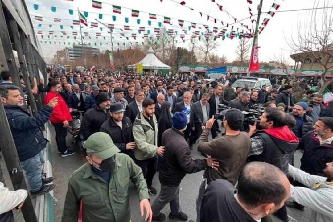 پزشكیان در جمع راهپیمایان 22 بهمن حضور یافت