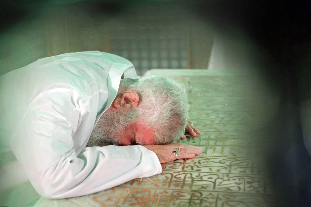  آری گرفت هرچه زِمهر رضا گرفت