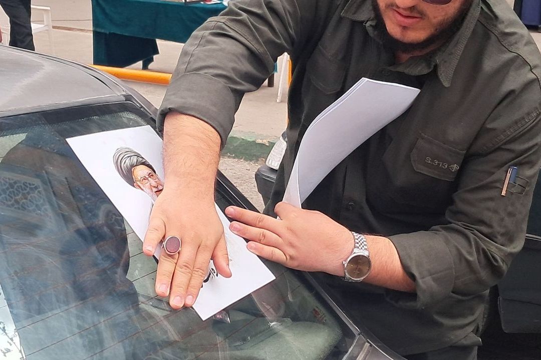 توزیع و نصب تمثال شهید امام خامنه ای