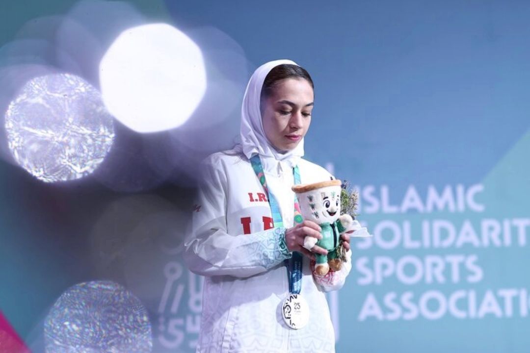 داستان فرشته حسن زاده: دشمن قلب ما را با شهادت رهبر هدف گرفت اما خدای رهبر و مردم هستند.