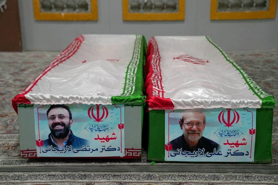 اولین تصویر از تابوت دانشمند شهید دكتر علی لاریجانی در كنار فرزند ایشان