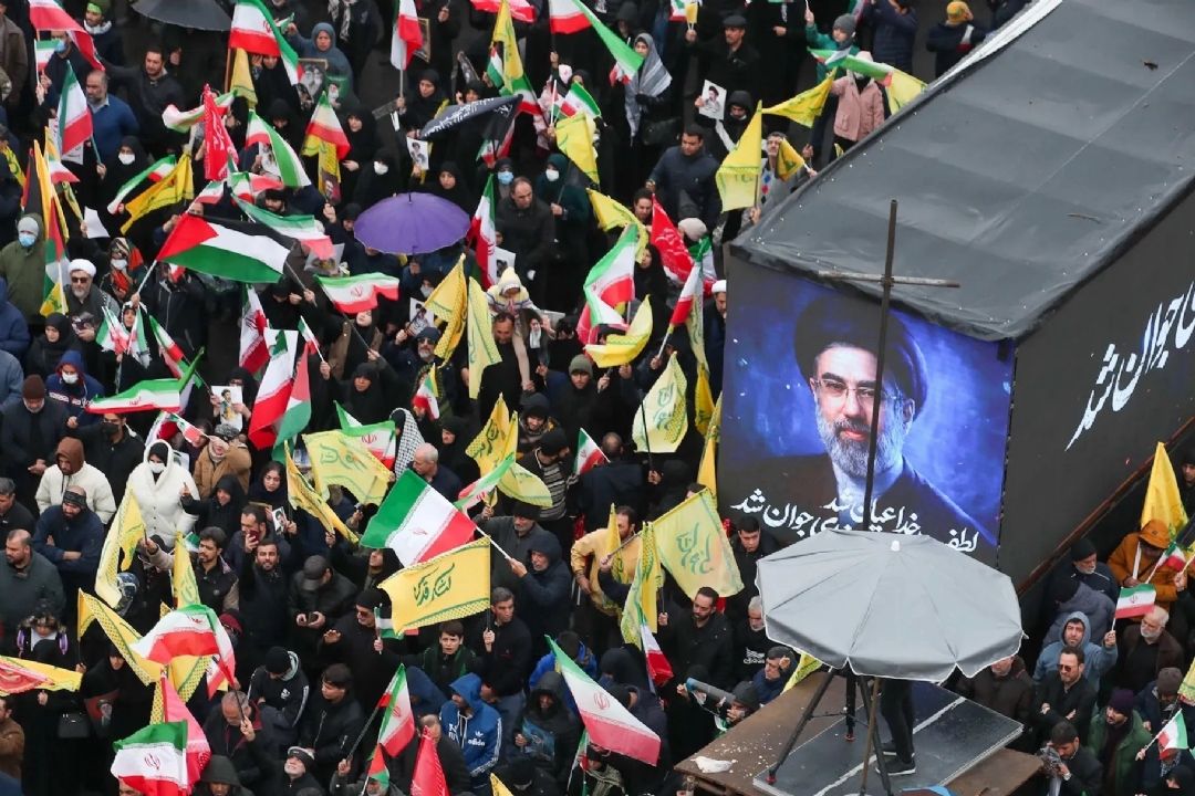 پیمان یك صدای رادیو با رهبر سوم انقلاب برای پاسداری از حقیقت