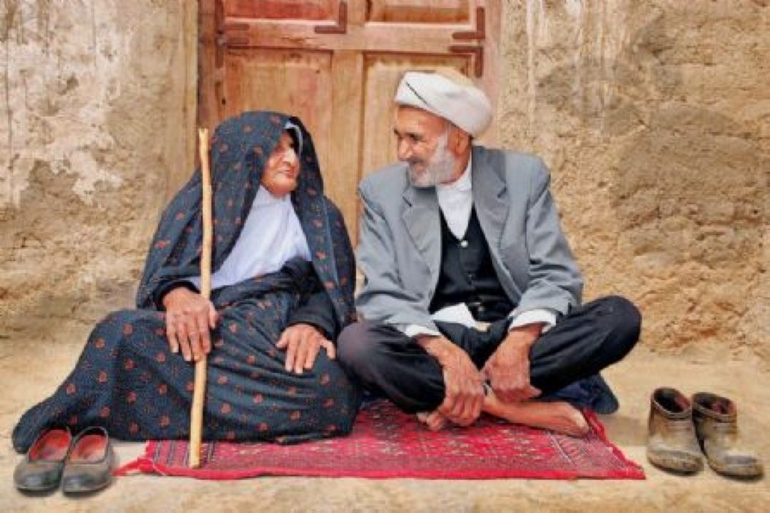 خروج سالمندان از ساختمان آسیب‌دیده