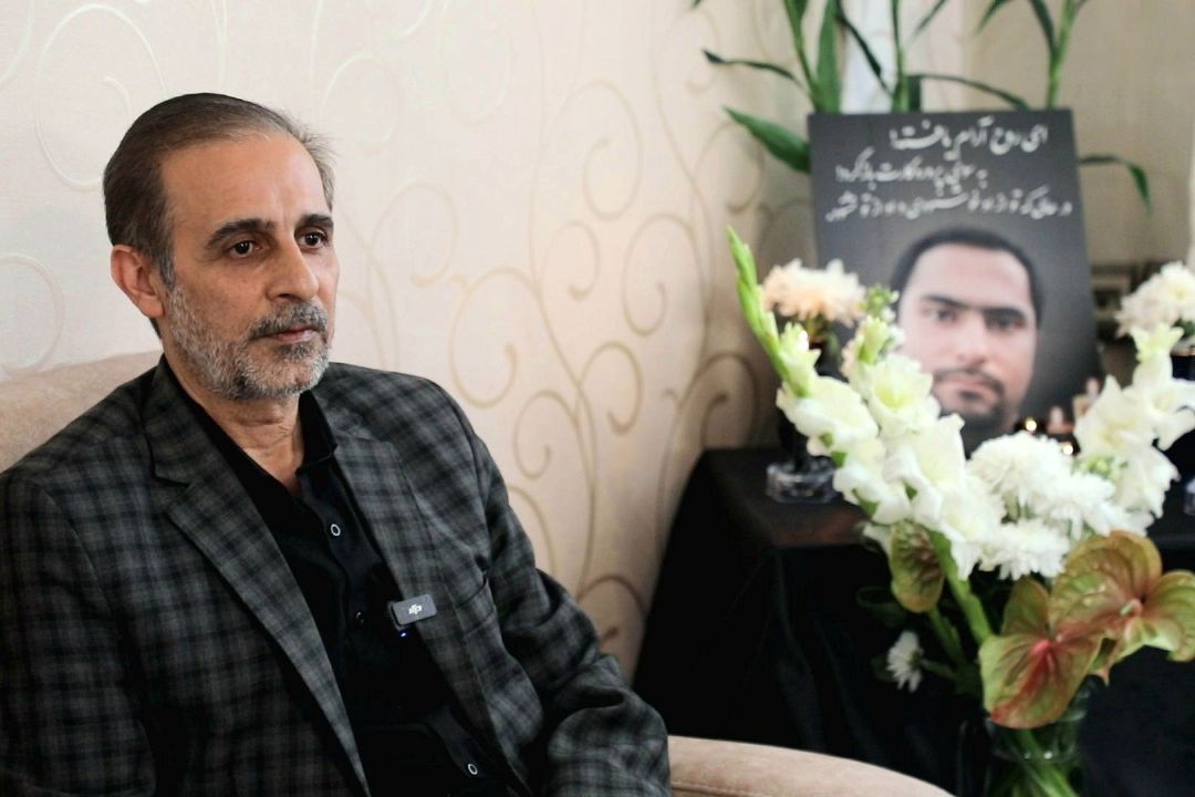 معاون صدا به نمایندگی از رئیس سازمان صدا‌و‌سیما در دیدار با خانواده شهید صدرا ردایی مطرح كرد:  صدای فداكاری این شهید برای همیشه در رادیو ماندگار است