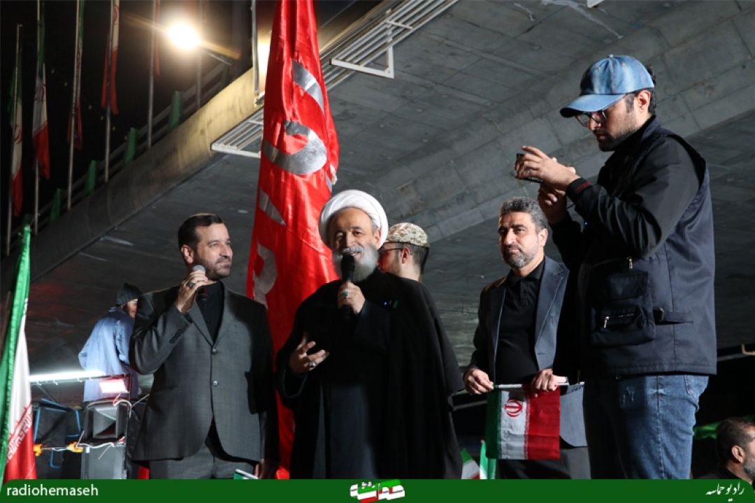 حضور استاد علیرضا پناهیان در استیج "رادیو حماسه"