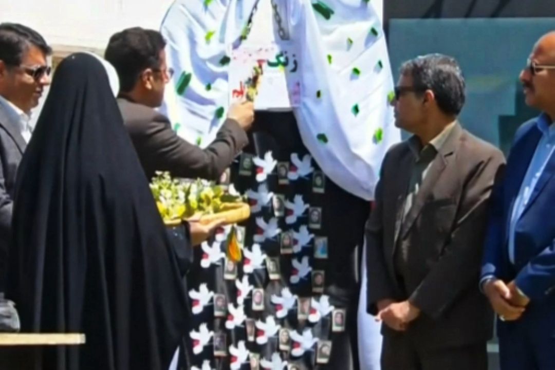 «آوای زنگ سپاس در میناب؛ بزرگداشت معلمان با یاد شهیدان دبستان شجره طیبه»