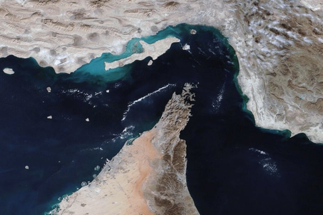 اصابت دو موشك به ناوچه آمریكایی در پی بی‌توجهی به هشدار ایران