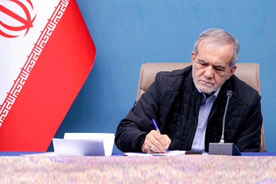 رئیس جمهور: هرگز در برابر دشمن سر خم نمی‌كنیم