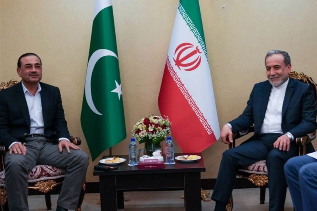دیدار و گفتگوی فرمانده ارتش پاكستان با عراقچی در تهران