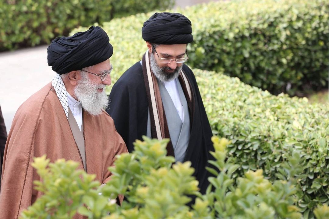 رهبر انقلاب: خمینی كبیر و خامنه‌ای شهید آمادگی ملت را احیا كردند