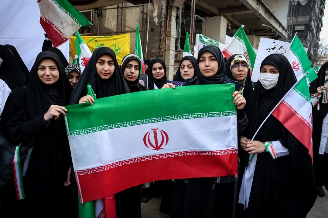 در مقیاس فردی و اجتماعی مادر نقش اول و  الگوپذیری را برای همه فرزندان خانواده دارد