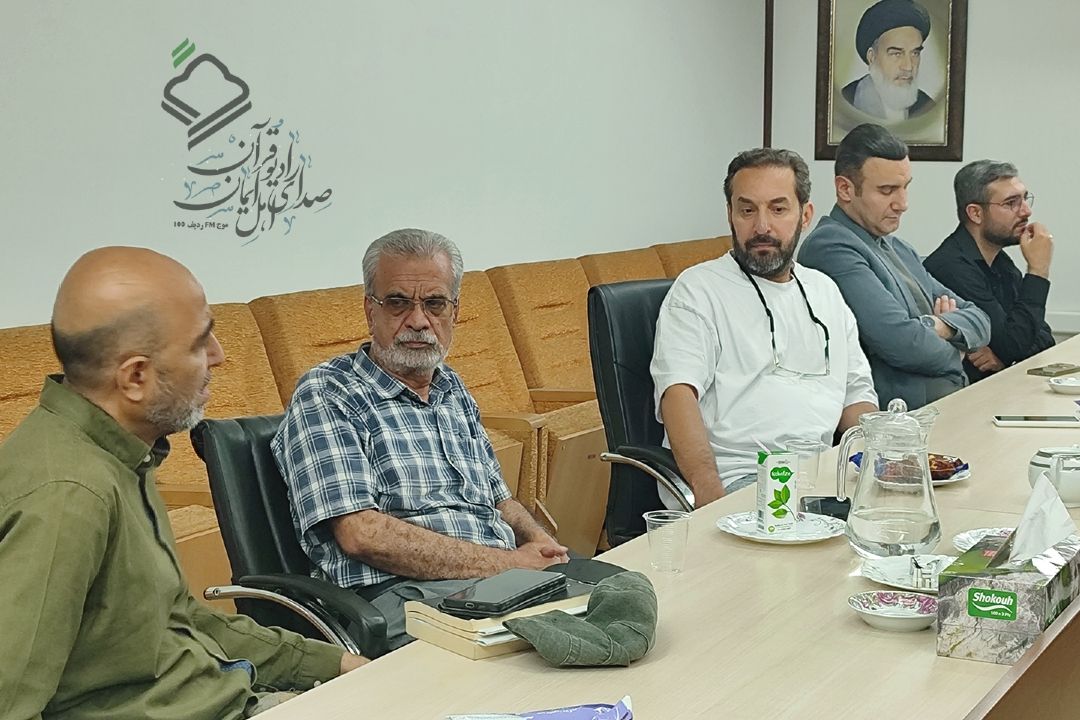 گزارش تصویری نشست هم‌اندیشی محمدهادی صلح‌جو، مدیر رادیو قرآن، با جمعی از گویندگان این شبكه رادیویی