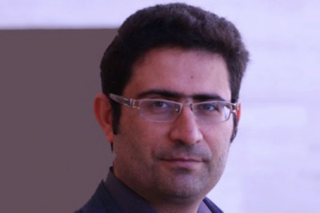 افزایش عامدانه قیمت ارز سیاستی غلط است/ مسئولان پاسخگوی مردم باشند