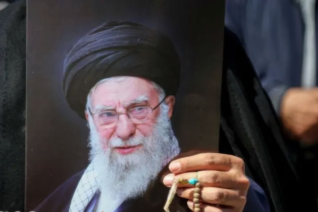 «حكمت و نور»؛ واكاوی اندیشه‌های فقهی، دینی و اجتماعی رهبر شهید انقلاب در آیین وداع