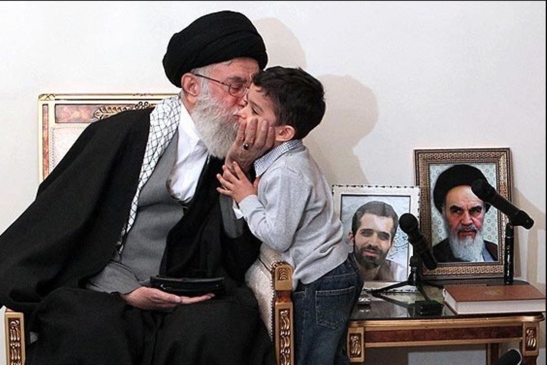 روایت مادر شهید احمدی روشن از دیدار رهبر انقلاب با خانواده ایشان 