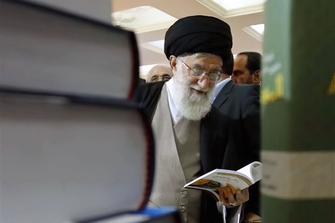 آیت‌الله خامنه‌ای؛ رهبری كه كتاب را از سیاست و هنر را از مدیریت جدا نمی‌كرد