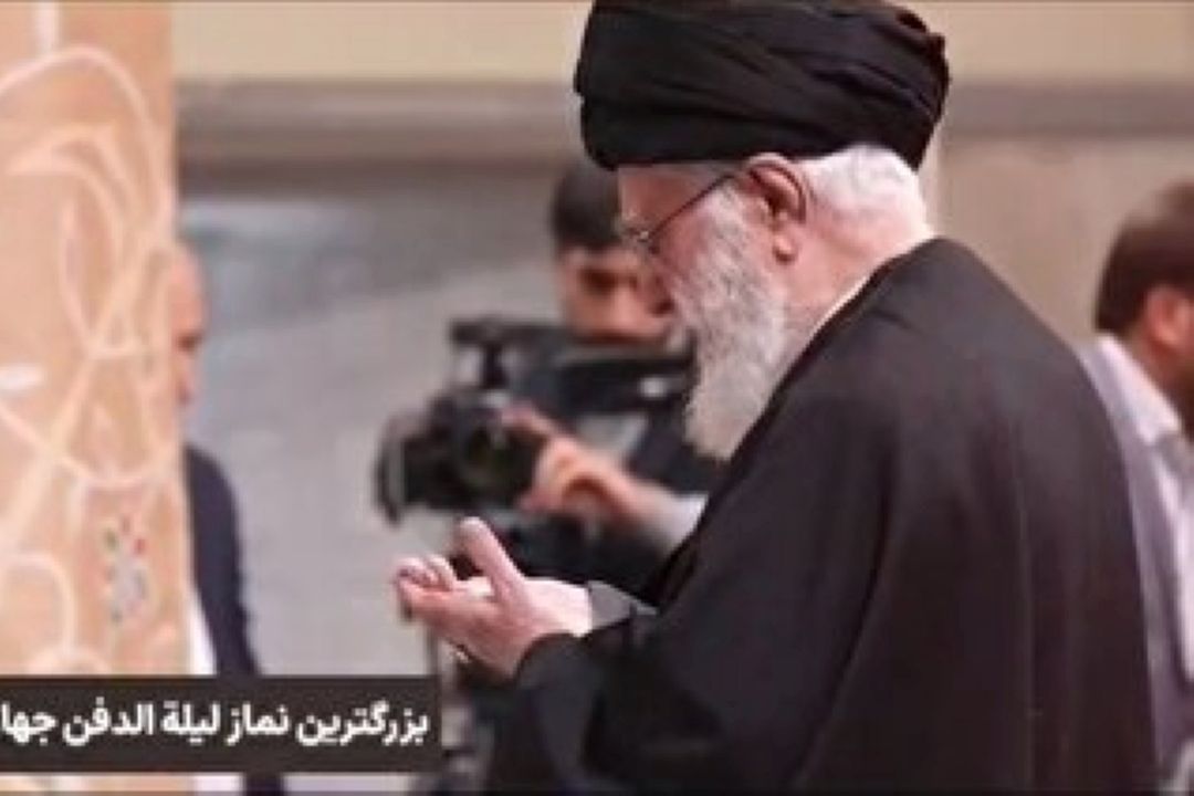 اقامه بزرگ‌ترین نماز لیلة الدفن جهان اسلام هدیه به قائد شهید