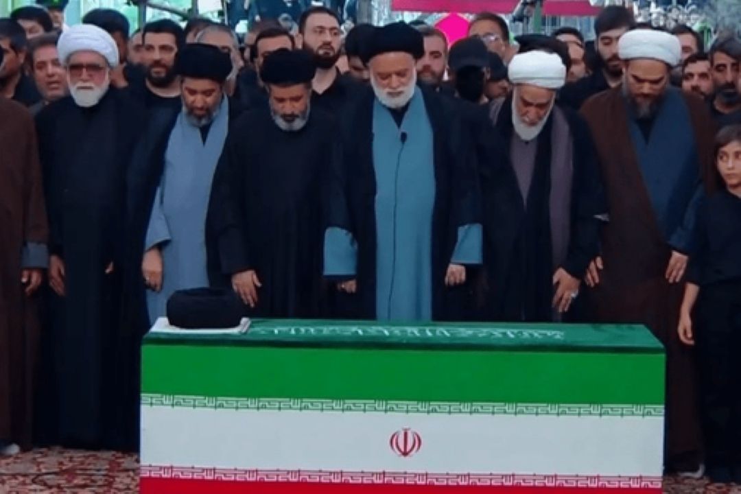 اقامه نماز بر پیكر رهبر شهید انقلاب توسط فرزند ارشد ایشان