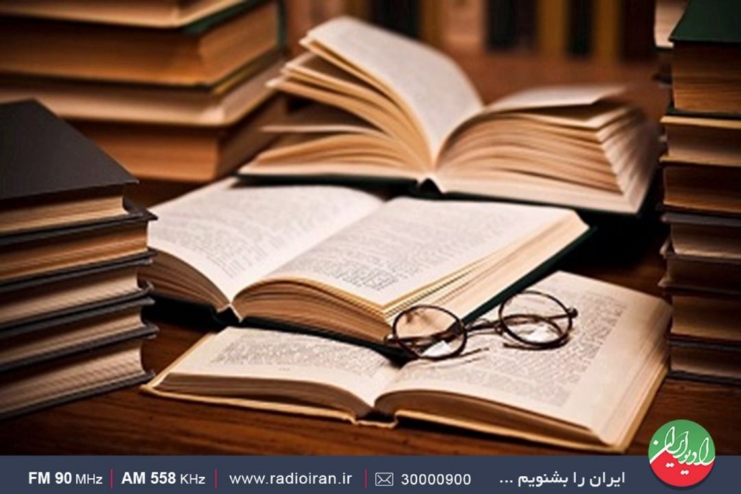 امید در تاریكی روی میز تالار‌آینه
