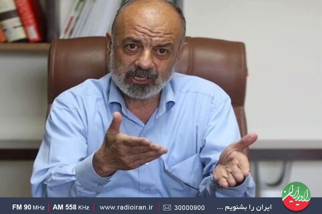 آقای خبرنگار روی میز تالارآینه 