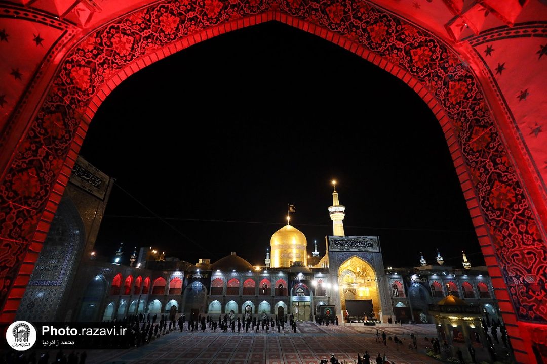 حرم رضوی در شب شهادت امام رضا(ع) غرق در سوگ و دلدادگی؛ از خطبه‌خوانی تا عزاداری مداحان