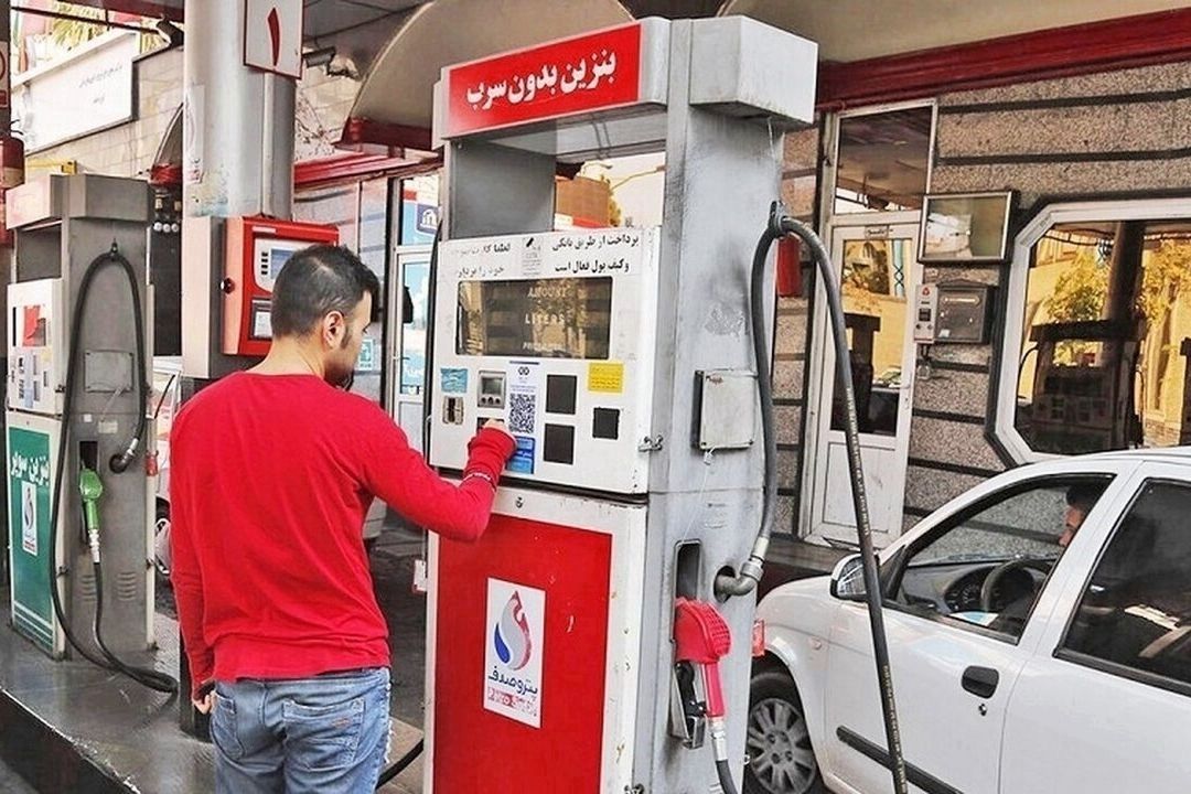  مخالفت با افزایش ناگهانی قیمت بنزین