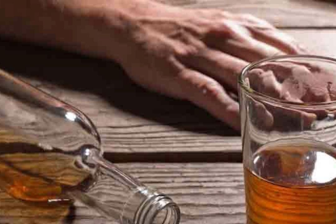 عوارض مصرف الكل را جدی بگیرید؛ از التهاب معده تا هپاتیت الكلی