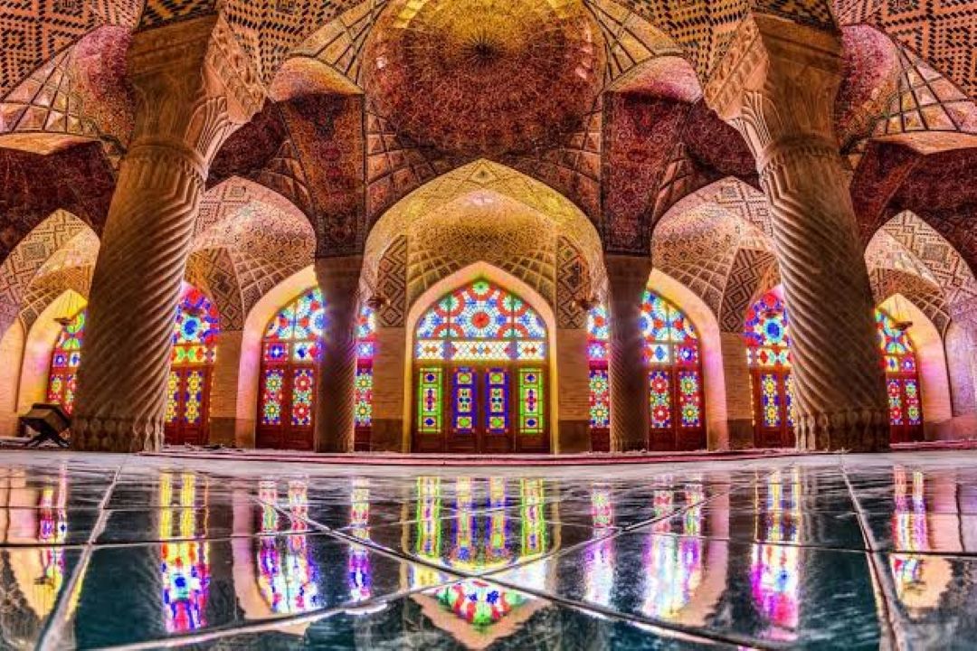 كاشی‌كاری مسجد نصیرالملك نشان‌دهنده تغییر سلیقه هنری در اواخر دوره قاجار و تأثیرپذیری از هنر غرب است