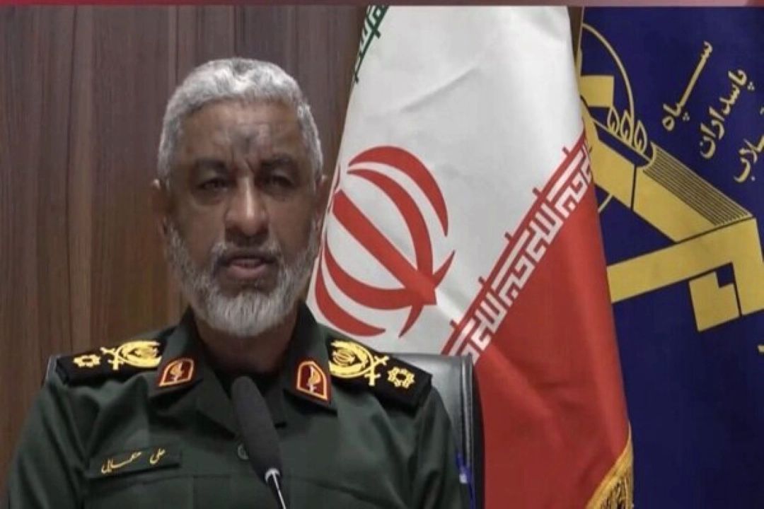 دریادار عظمایی: ناوهای آمریكایی جرات نزدیك شدن به تنگه هرمز را ندارند