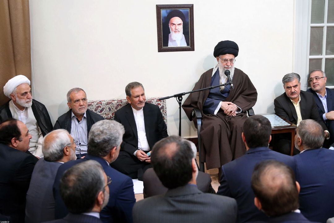 رهبر انقلاب در دیدار جمعی از مسئولان نظام: