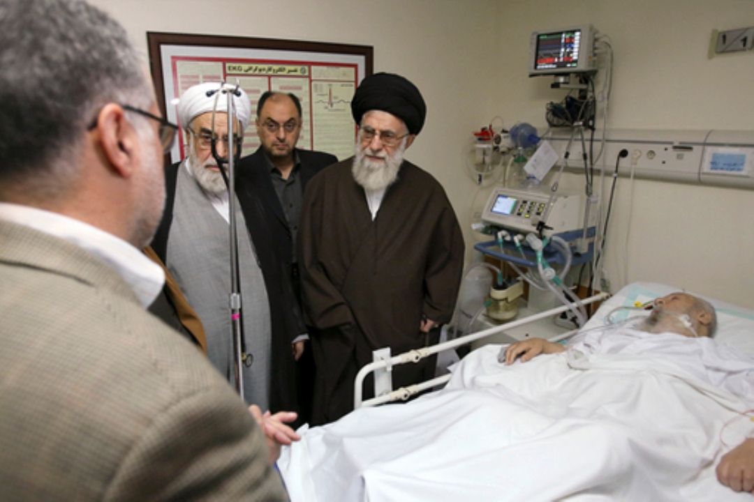 عیادت رهبر انقلاب از آیت‌الله موسوی اردبیلی