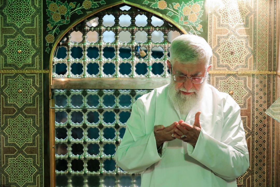 غبارروبی مضجع مطهر حضرت امام رضا (ع) با حضور رهبر انقلاب