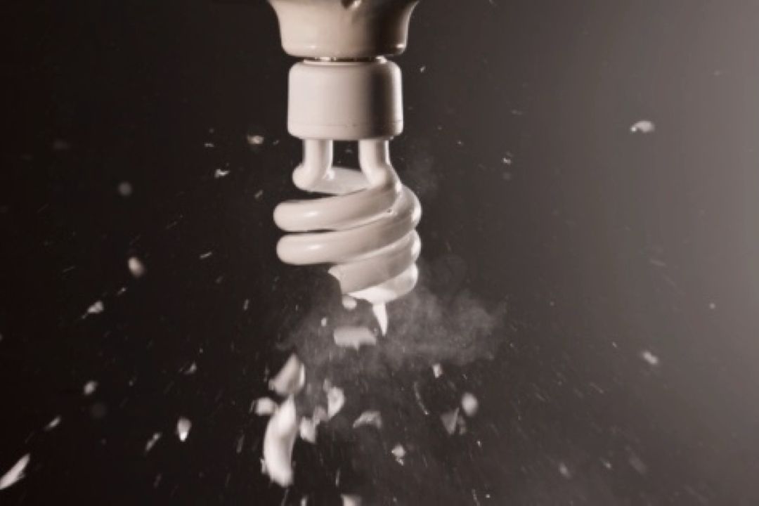    وقتی لامپ كم مصرف می شكند