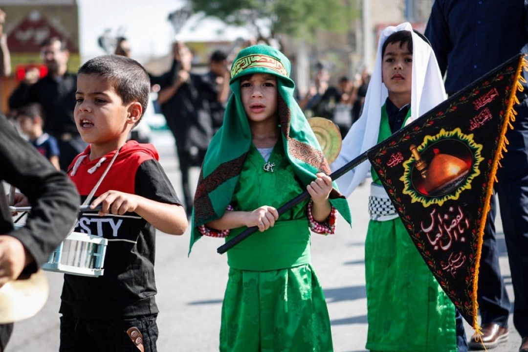 مشاركت كودكان در مراسم عزاداری امام حسین (ع)