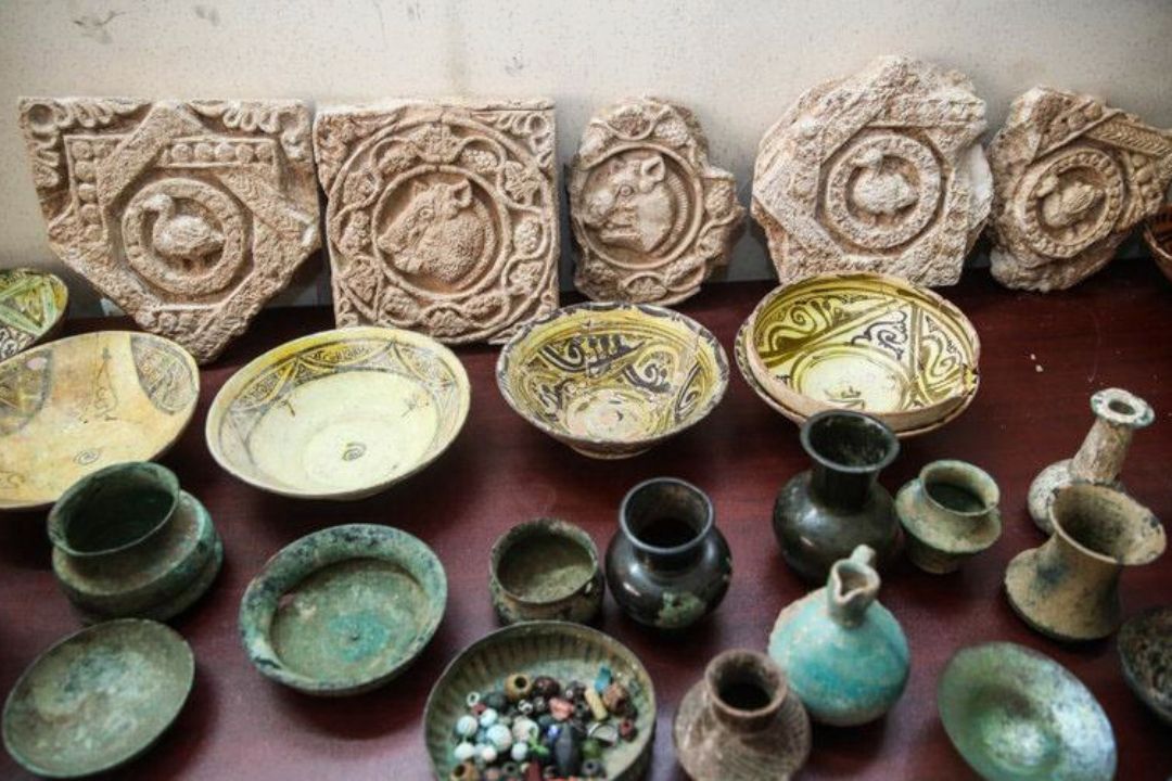  رییس انجمن مجموعه داران با مجموعه دار اشیای تاریخی گفتگو می كند
