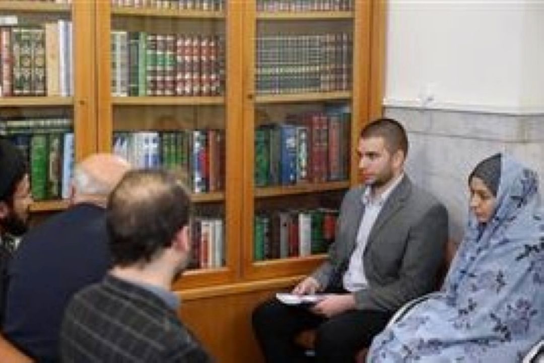 تشرف به دین اسلام در حرم رضوی 